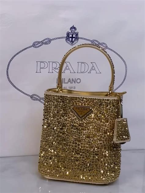 prada con brillos